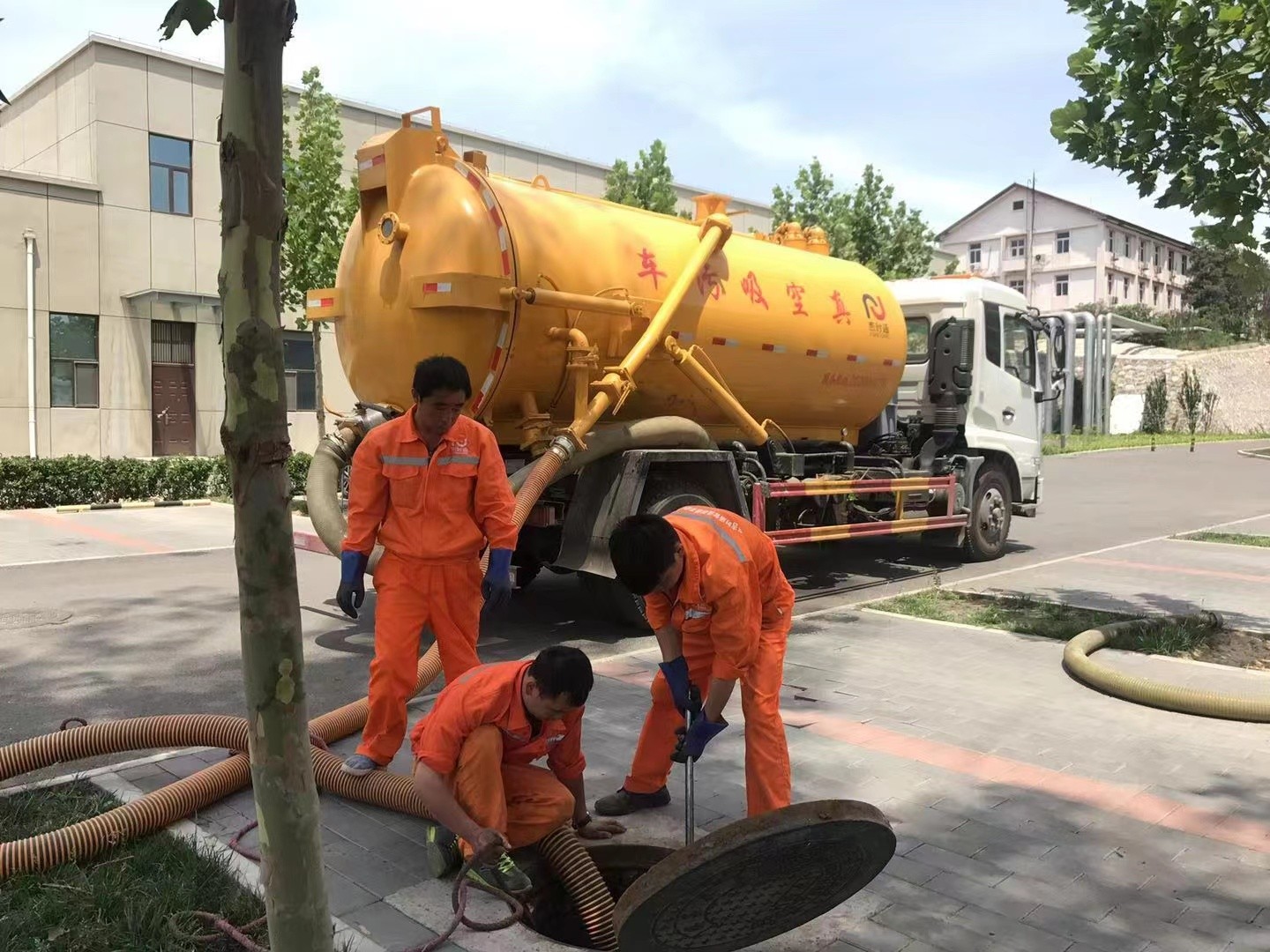 资溪管道疏通车停在窨井附近