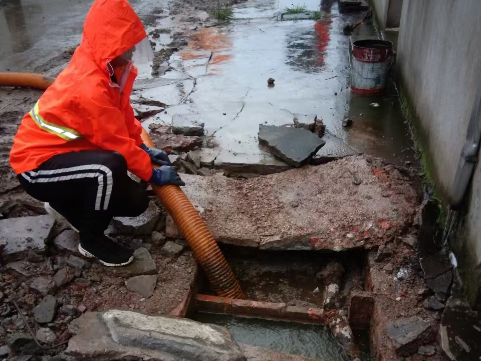 资溪专业清理污水池 炜誉市政以规范流程守护城市 “肠道”