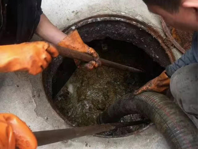 资溪清理化粪池时如何避免沼气的危害？